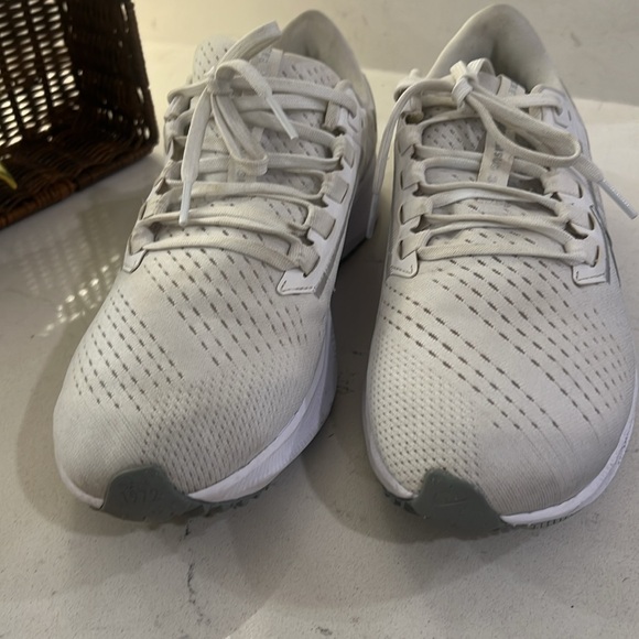 Nike White Athletic Shoes with Cushioned Sole in great condition women size 9.5 - Picture 13 of 15